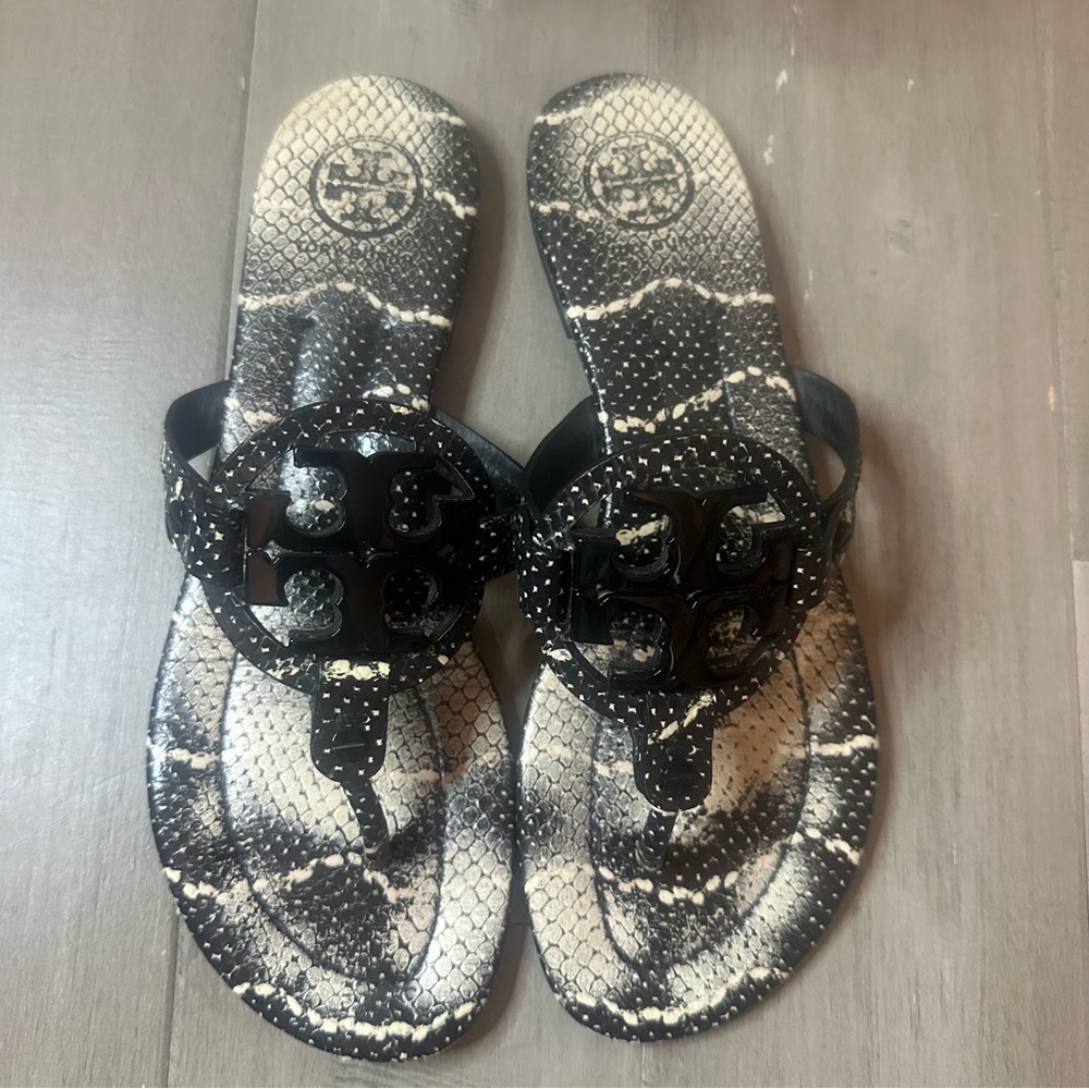 Tory Burch embossed snake sandals Cream/black
Women’s 9